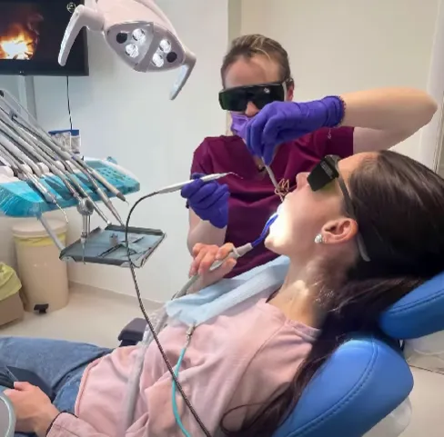 Tratament parodontal cu laser dentar în cabinet stomatologic Magnum Dent Bragadiru
